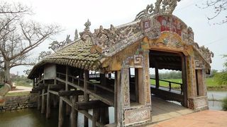 落ち着いた村の小さな橋