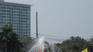 高級ホテルのそばにあるランドマーク