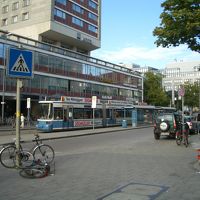 駅前のこの建物の裏側にあります