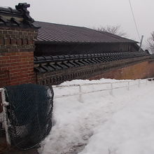 外壁沿いの踏み跡もかなり歩き辛かったです…