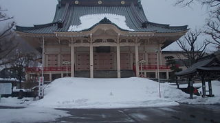 著名人のお墓や記念碑が沢山あります