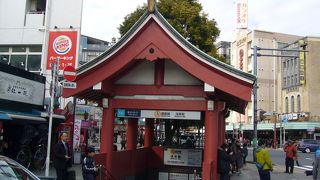 浅草らしい観音様の門造りです