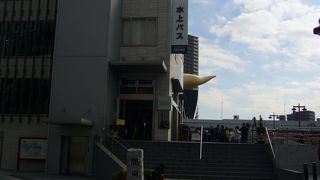 特徴のある巨大モニュメントが見えます