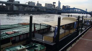 アサヒビールの巨大なモニュメントが見えます