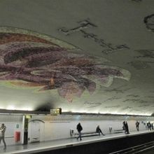 天井画が素敵な駅です。