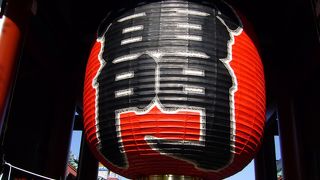 皆さん大きな提灯の前で記念撮影しています