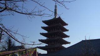 浅草寺境内の左手に見えます