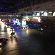 周辺は夜も賑やか