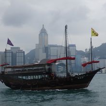 船が航行しています