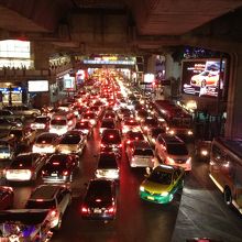 夕方のサイアム周辺はタクシーで溢れます