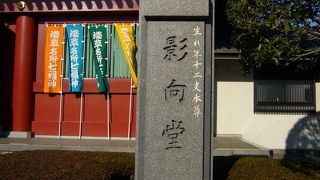 朱色の美しい建物です