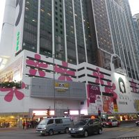 ホテルの下にはショッピングセンターがあります