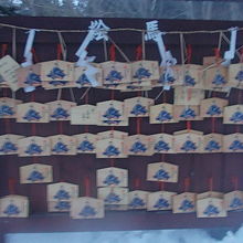 道真公が描かれた絵馬が奉納されている様子