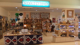 空港内の売店で、一番オリジナリティが感じられます