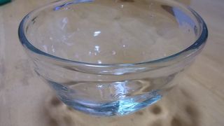 センスの良いガラス食器が並ぶ工房兼店舗