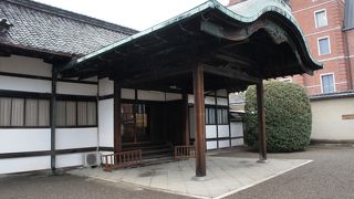 街角に歴史的な建物