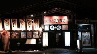 雰囲気のある店内で炉端焼き。