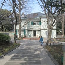 この「エリスマン邸」向って左側に…