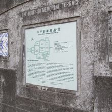 両側のタイルは遺跡出土品の複製…美しい館だったのでしょうね