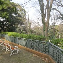 「山手80番館遺跡」を越えると、木立の下は休息スペース