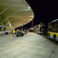 ビルバオ空港から黄色いバスでホテル方面に向かいます