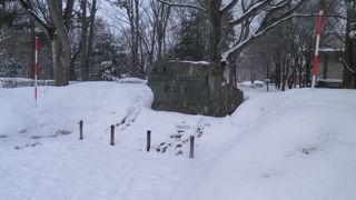 雪に囲まれた予科記念碑