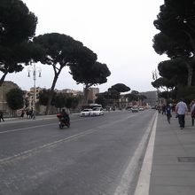 道路の両サイドには古代ローマの遺跡が並んでます。