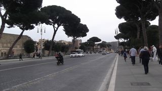 軍政下のパレード用の道です。