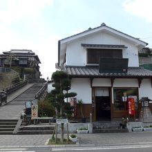 お菓子処「松山堂」の横の上り坂が志保屋の坂です