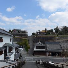 きつき城下町資料館の駐車場近くから写す　志保屋の坂