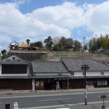 志保屋の坂から見た商人の町で伝統的なお店「綾部味噌」