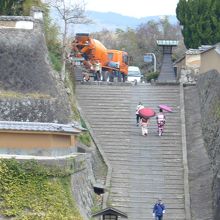 志保屋の坂から見た「酢屋の坂」着物姿の観光客がとても合う景色