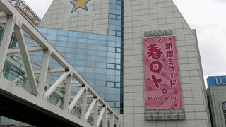 ルミネ１，２の間