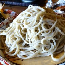 お蕎麦は歯ごたえがあって美味