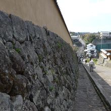 大原邸の土塀を横にして降りて行く