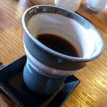 陶器のカップでいただく、食後のコーヒー