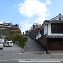 下から見た酢屋の坂