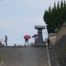 酢屋の坂の一番上、北台の武家屋敷方面　映画のシーンにも出た