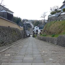 珍しく歩く人たちがいない酢屋の坂