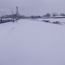 郭を取り囲む雪源のお堀も美しいんですけどね…。