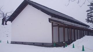 最初からある貴重な建築ですが、冬季は内部見学できません