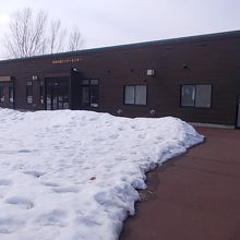 売店のあるビジターセンターの外観