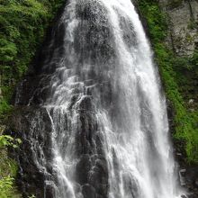 豪快な滝です