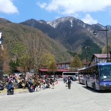 繁忙期の駅周辺