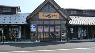 レストラン・お土産物がいっぱい