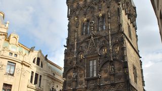 くすんだ黒が印象的なゴシック様式