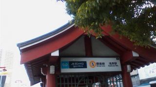 階段を登ると東京スカイツリーが見える出口