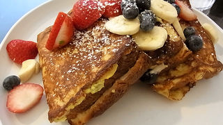 ボリューミィーだけど、意外にイケるコテコテの巨大フレンチトースト！