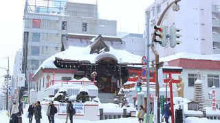 雪と屋根の黒、鳥居の赤がきれい