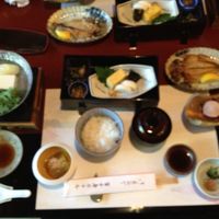 朝食。皿数は多いがオカズは正油味大会で内容は質素